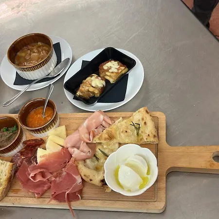 Lägenhet Osteria Del Cavaliere E Maneggio