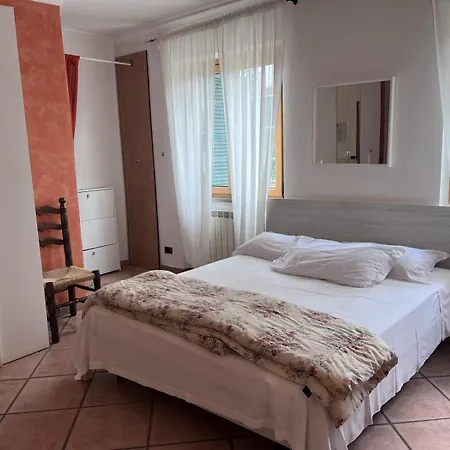 Osteria Del Cavaliere E Maneggio شقة